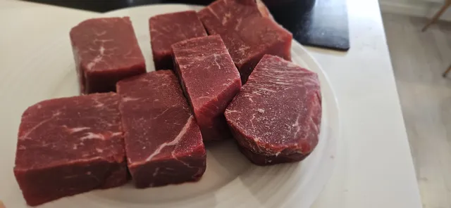 Grytekjøtt i store biter. Litt fryst inni er helt greit når gryten skal stå i ovnen i mange timer.