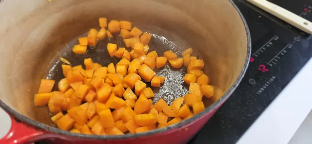 Grønnsakene får litt steking i samme gryte før alt går i ovnen.