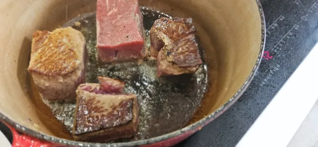 Ikke rør kjøttet før det løsner av seg selv. Da får du skikkelig stekeskorpe og masse smak i bunnen.