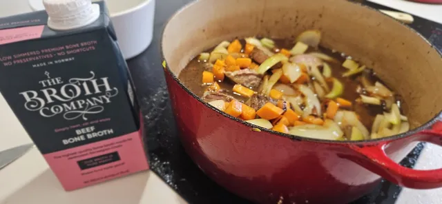 Alt i gryta og klart for langtidskoking – nå gjør ovnen jobben.