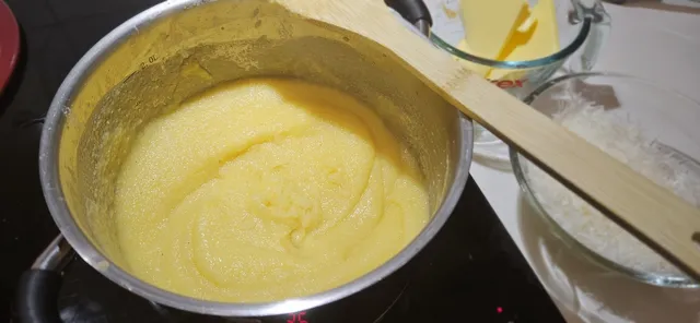 Polentaen er ferdig når den er tykk og kremet. Rør inn smør og parmesan til slutt.