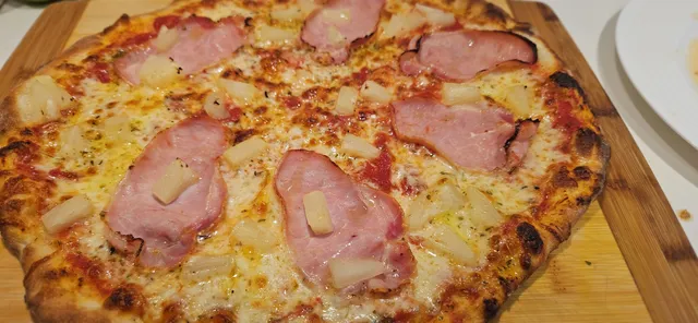Hawaii pizza, med en skinke fra Jacobs som uironisk heter "Hawaii skinke", og litt ananass selvsagt.