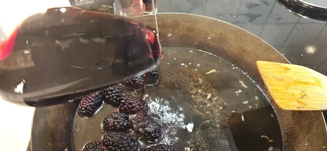 Tilsett viltkraft, sjarlottløk, litt av rødvinen du har i glasset og kok inn til det tykner til en saus (10 min.)