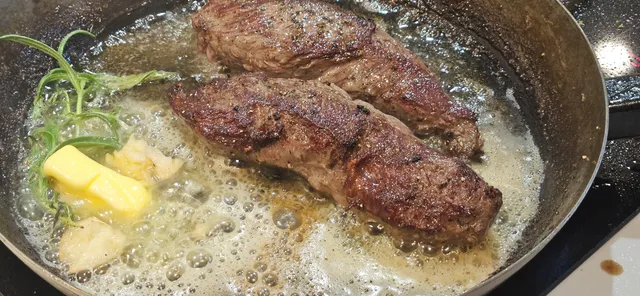 Hvis kjøttet stekes for lenge får det en smak av jern og lever, det er ikke så digg, så jobb kjapt og la heller kjøttet hvile lengre.