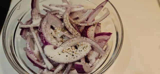 Hurtigsyltet rødløk. Kapp i skiver, tilsett salt, sukker og epleeddik.