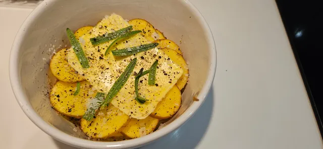 Pommes Anna er rett og slett lagvis potetskiver og smør/krydder i en ildfast form.