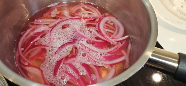 Rødløken får et kjapt oppkok, før den kjøles ned.