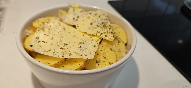 Pommes Anna klar til å settes i ovnen på 200 grader. Det tar ca 30 minutter.