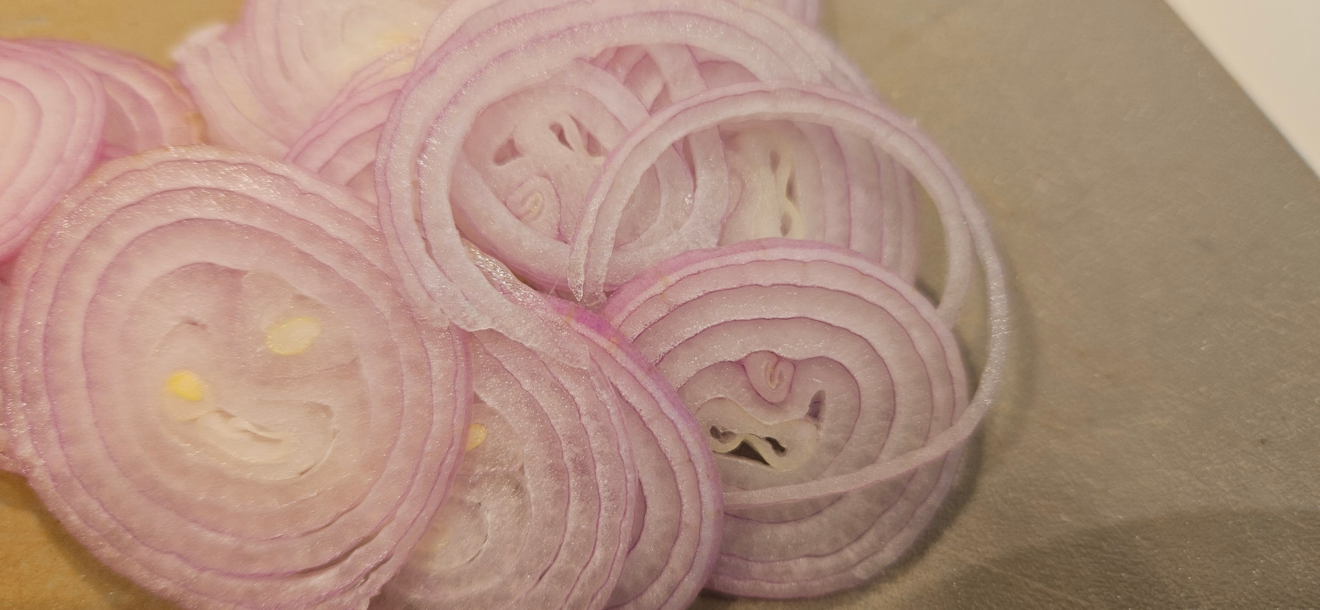 Skjær opp en sjarlottløk som senere skal friteres som garnityr.