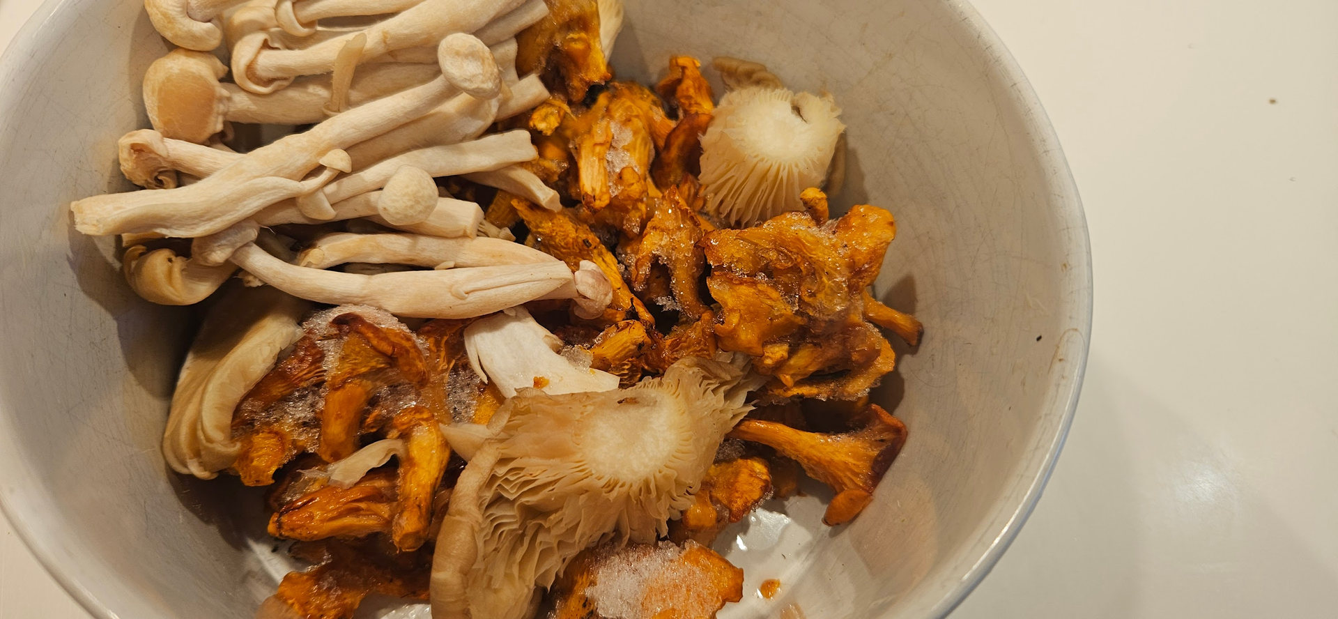 En herlig blanding av skogens frukter. Selvplukket kantareller får følge av litt butikk-kjøpt østerssopp og Shimeji sopp (kjøpes i butikken som "Soppblanding til risotto eller gryte")