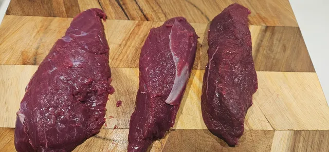 Her er kengurufiletene klare. De har litt "silverskin" som kan fjernes, men dette er såpass skjørt kjøtt at du like godt kan la være, og bare tygge godt isteden.