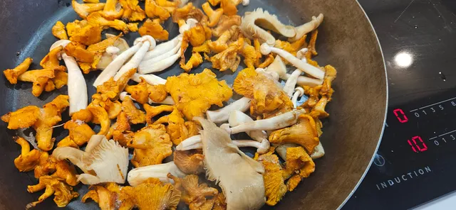 Soppen får en tur i tørr panne, mens den tilsettes litt sjarlottløk, hvitløk og timian. Jeg tilsatt også 6-7 einebær så barna får seg en latter mens du later som du ikke vet hva 6-7 betyr.