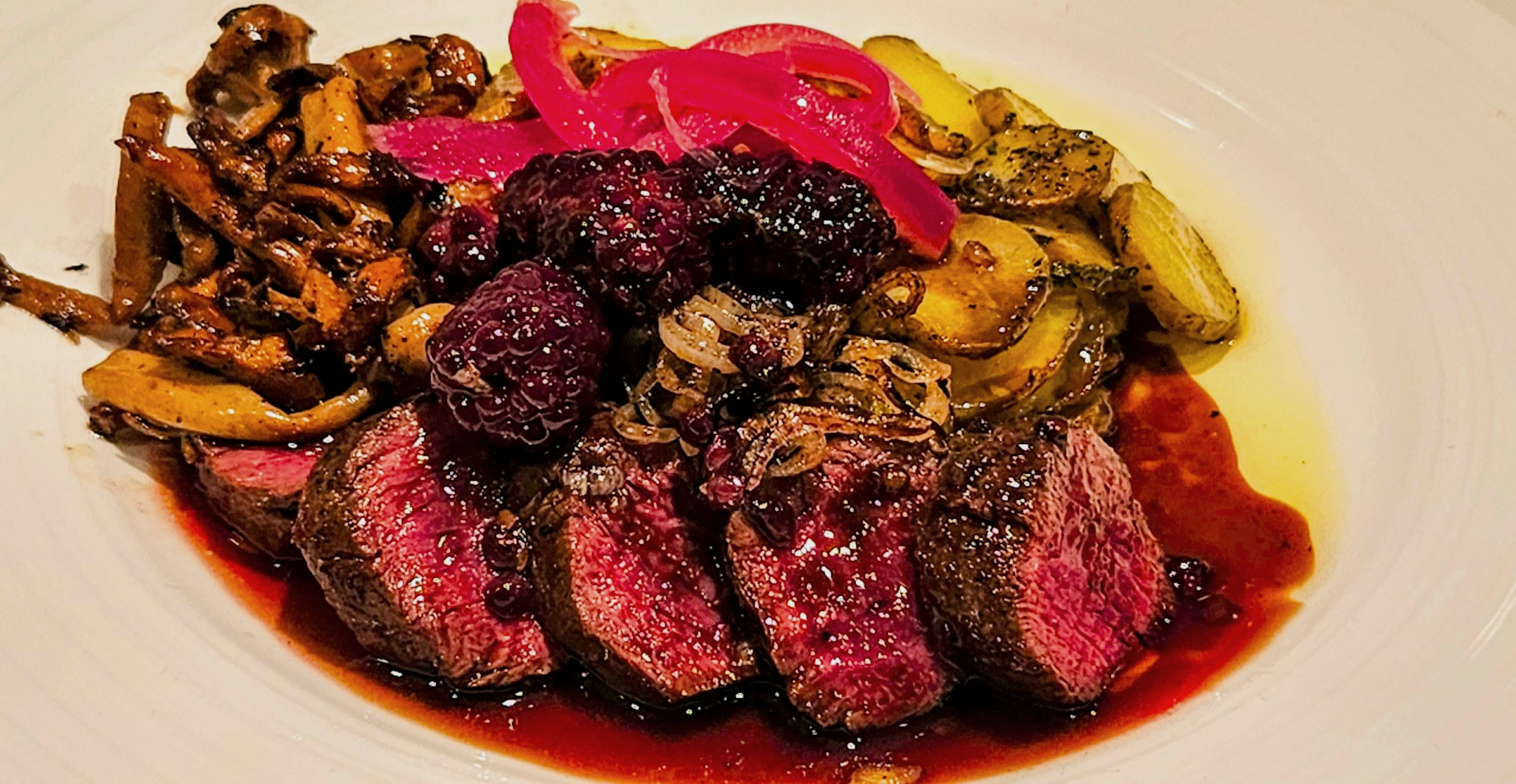 Kengurufilet med Pommes Anna, skogsopp og bjørnebærsaus