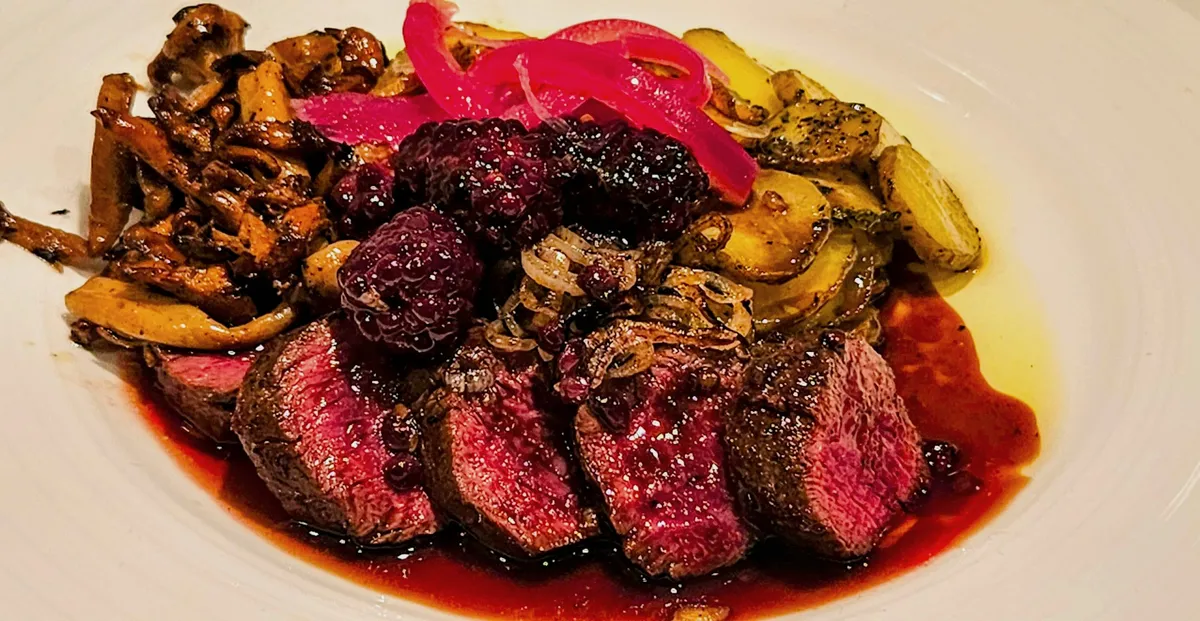 Kengurufilet med Pommes Anna, skogsopp og bjørnebærsaus