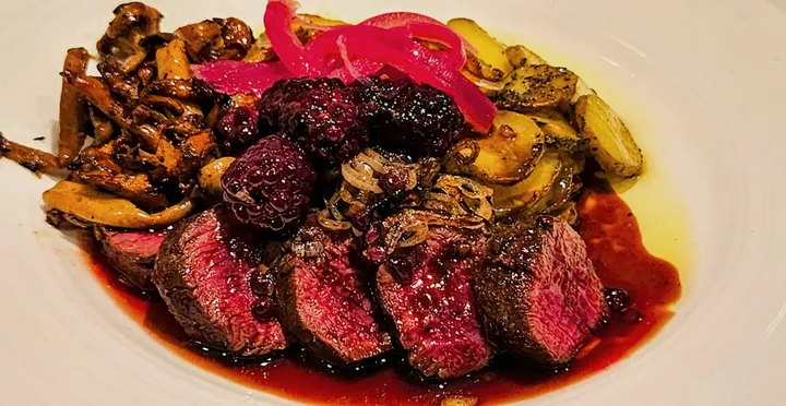 Kengurufilet med Pommes Anna, skogsopp og bjørnebærsaus