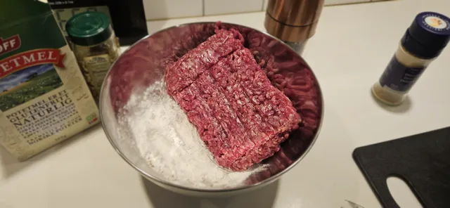 Kjøttdeig, potetmel, ingefær, muskatnøtt, salt og pepper.