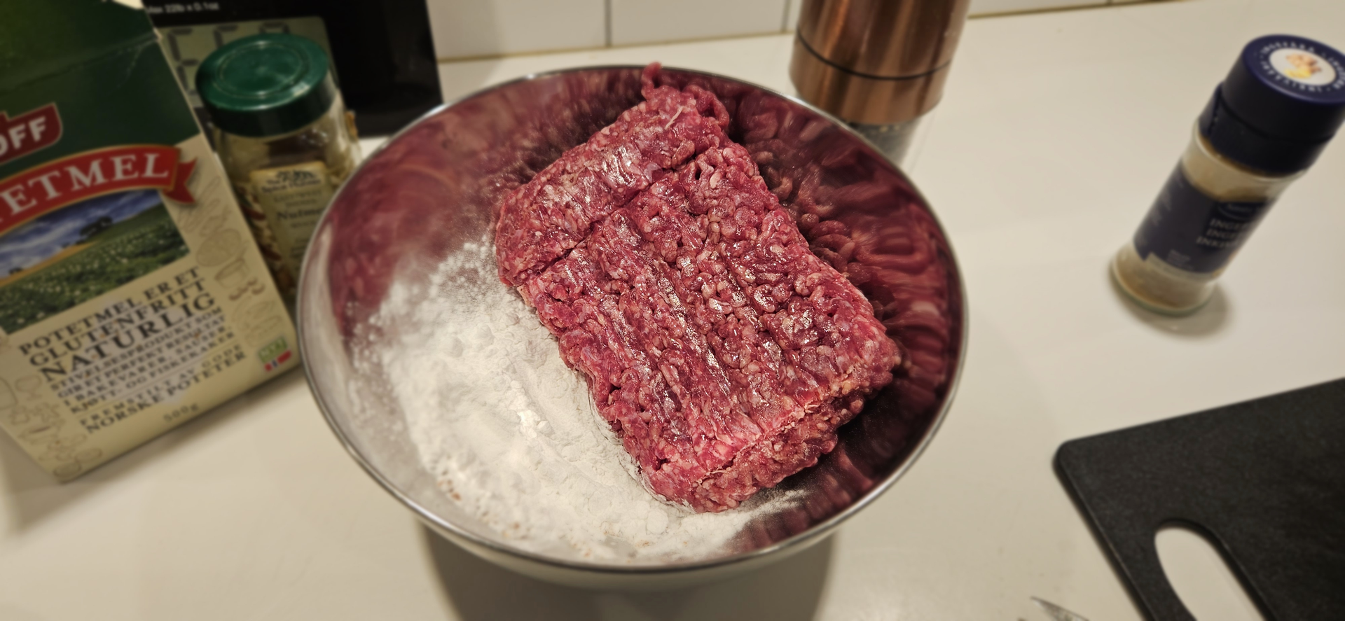 Kjøttdeig, potetmel, ingefær, muskatnøtt, salt og pepper.