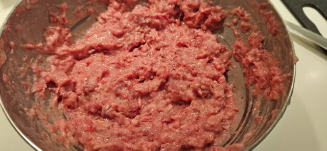 Rør sammen farsen og spe med melk til den blir myk, men fortsatt formbar.