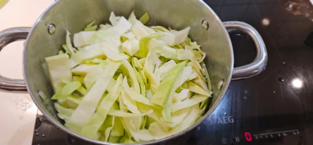 Hodekål skjæres i halv, så i ca 1 cm tykke strimler. Det blir mye kålstuing så du kan godt fjerne stilk og større biter.