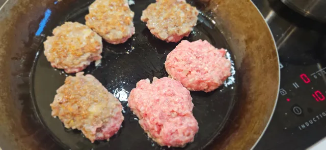 Kjøttkakene stekes til de får en god brun overflate før de trekkes ferdig i sausen.