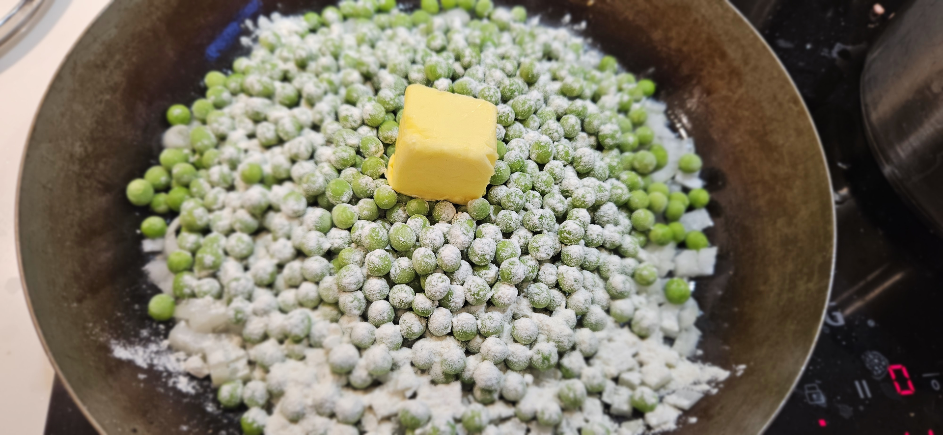 Erter, løk, smør og mel stekes lett før vann eller kraft tilsettes.
