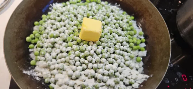 Erter, løk, smør og mel stekes lett før vann eller kraft tilsettes.