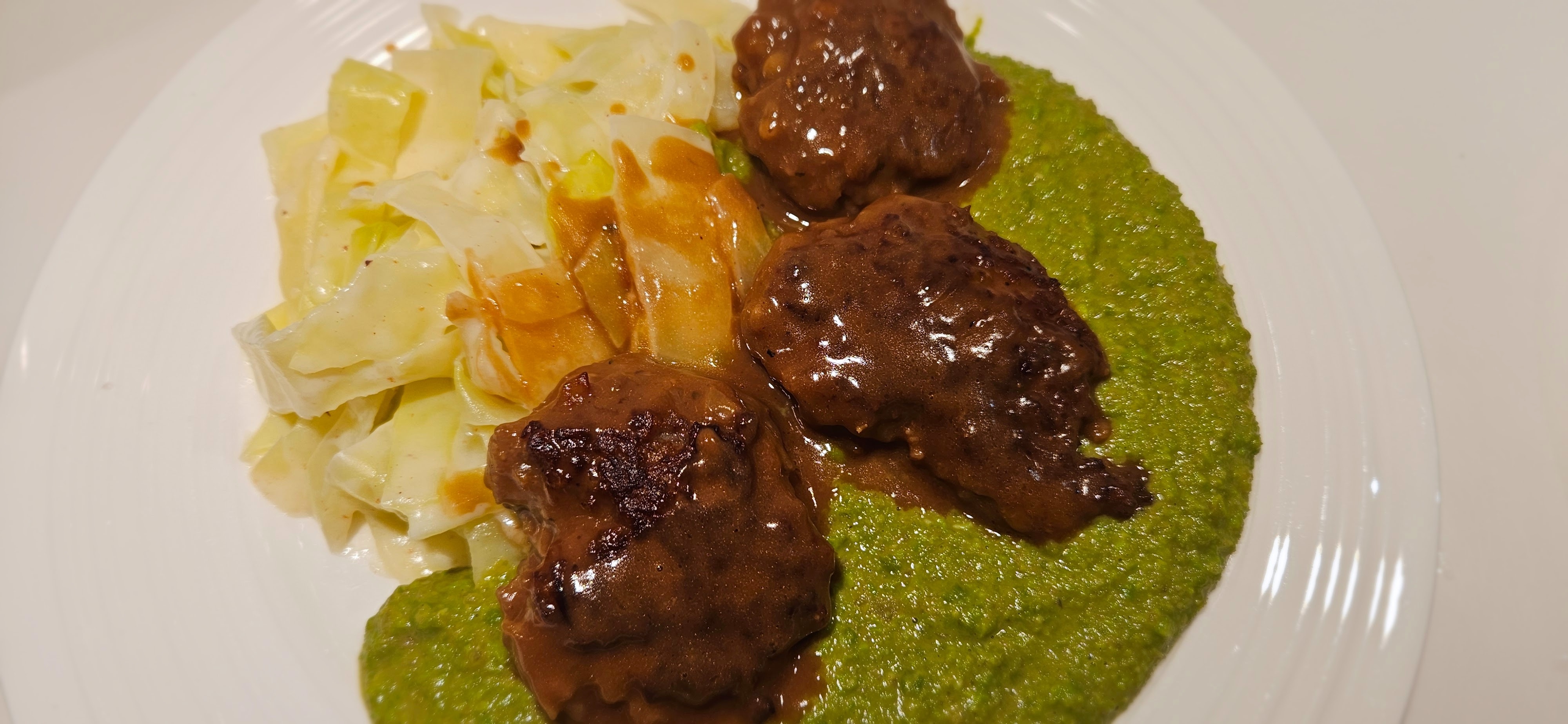 Kjøttkaker med kålstuing og erter