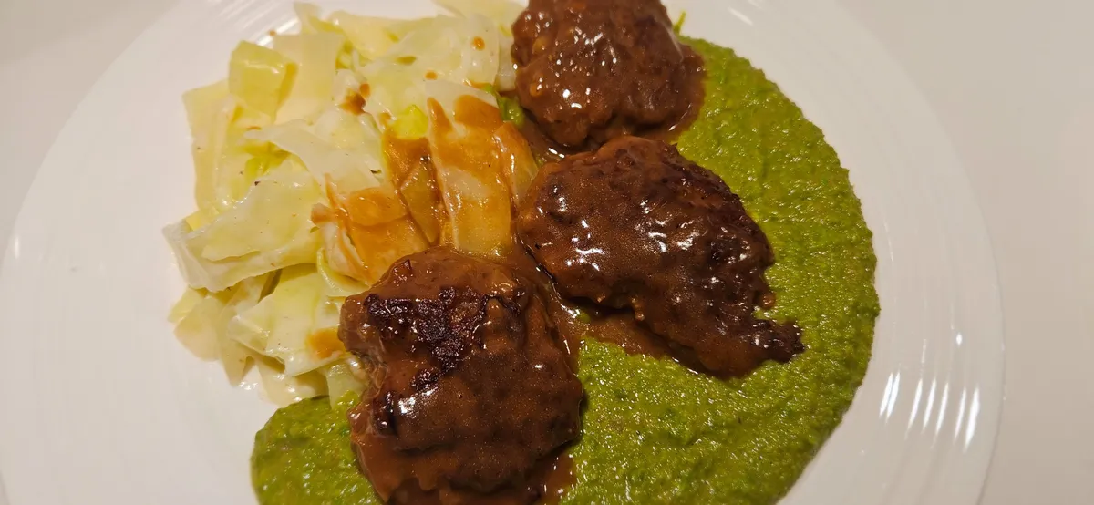 Kjøttkaker med kålstuing og erter