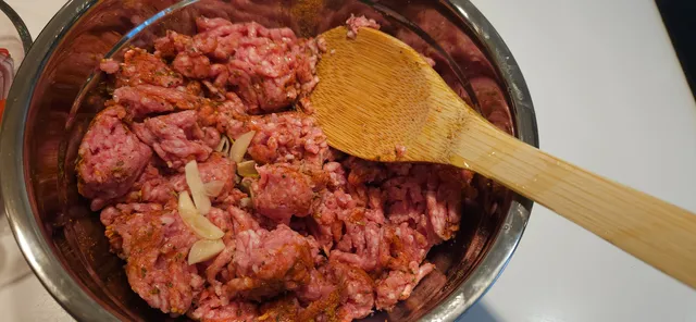 Kna lammekjøttdeig med hvitløk, sitronskall, krydder og olivenolje til en jevn farse.