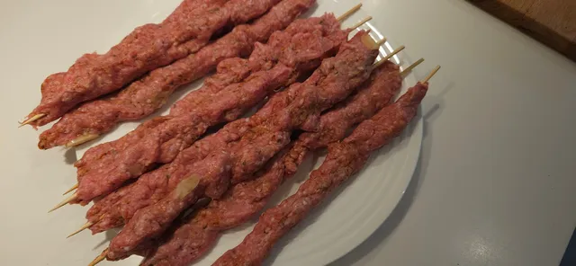 Form farsen rundt grillspyd til avlange kofta som sitter godt før steking.