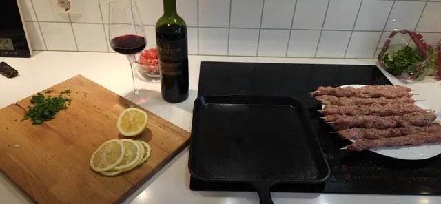 Gjør klar stekestasjon med varm grillpanne, sitronskiver og hakket persille før kjøttet går i panna.