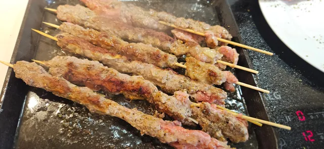 Stek kofta i varm grillpanne til de får brun stekeskorpe på alle sider.