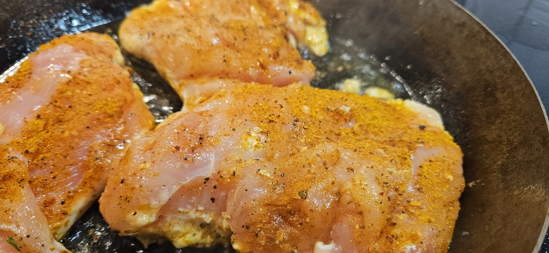 Krydre kyllingen med salt, pepper og ras el hanout før den stekes gyllen og saftig i varm panne.