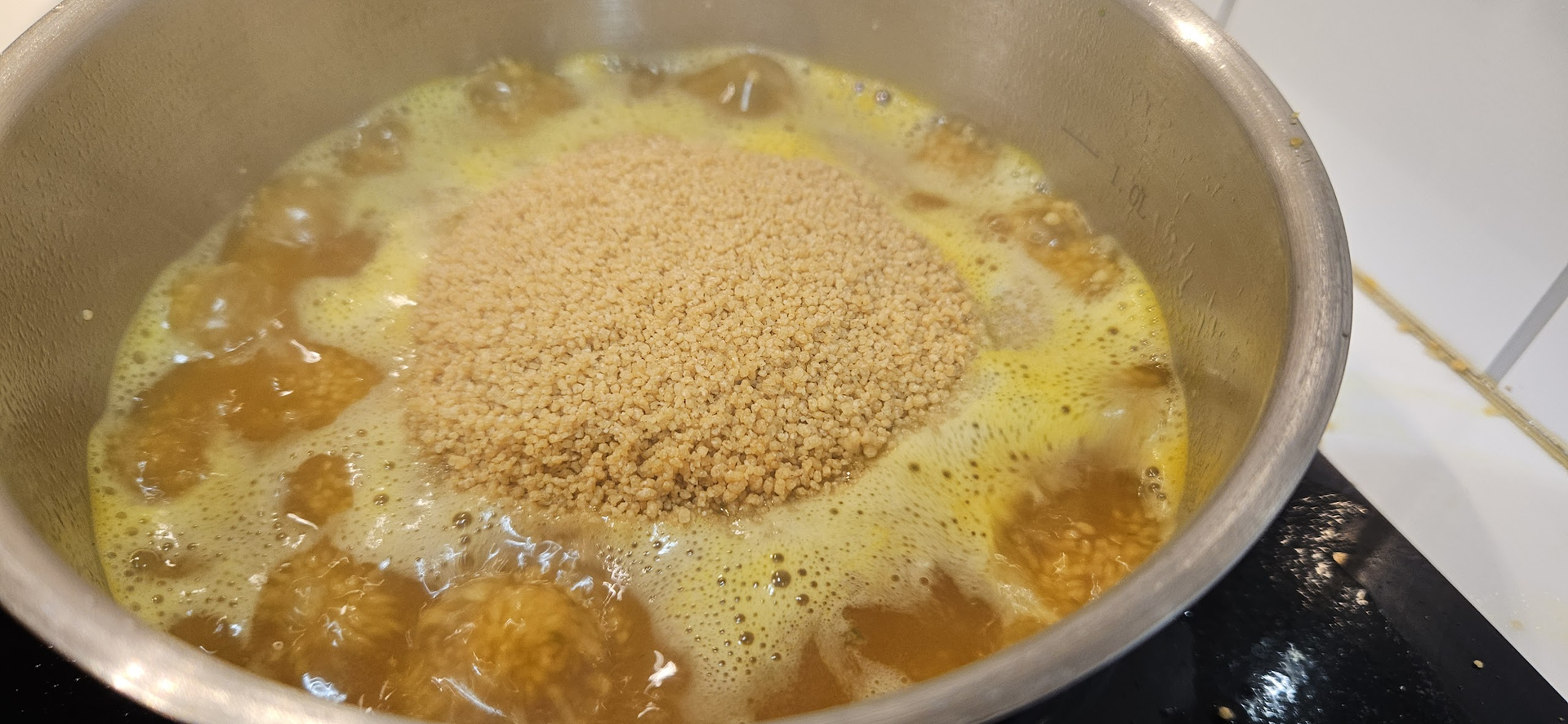 Kok opp buljong med ras el hanout og litt gurkemeie før couscousen får trekke til seg all smaken.