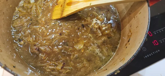 Når løken er brunet lenge nok og kraften er i gryta, får suppen stå og samle seg.