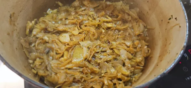 Løken skal brunes lenge til den kollapser og blir søt, myk og gyllenbrun.