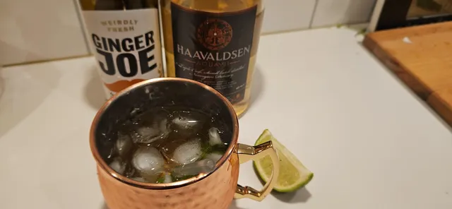 Mens gryta står og koser seg, er det lov med noe kaldt i glasset.