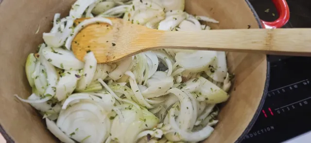 Start med mye løk i gryta, skåret i skiver den rette vegen selvsagt.