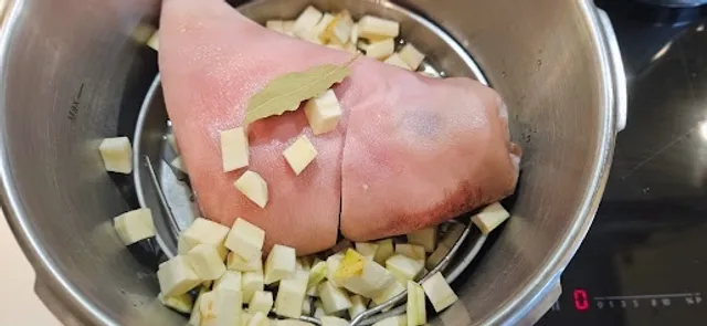 Legg svineknoken i trykkokeren med sellerirot og laurbærblad som base for kraften.