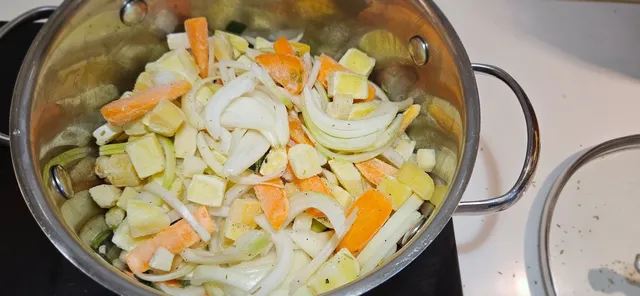 Kutt grønnsakene grovt så de tåler koketiden og fortsatt gir gryta litt struktur.