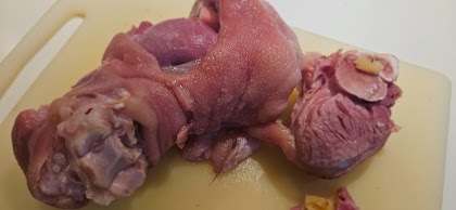 Når knoken er mør, løfter du den ut og lar den hvile før kjøttet plukkes av benet.