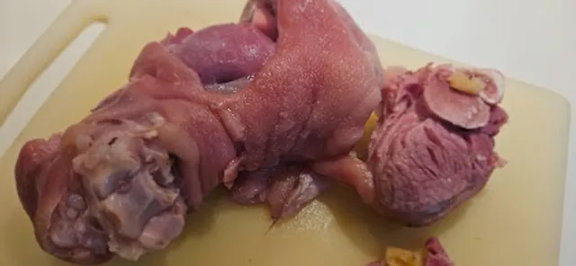 Når knoken er mør, løfter du den ut og lar den hvile før kjøttet plukkes av benet.