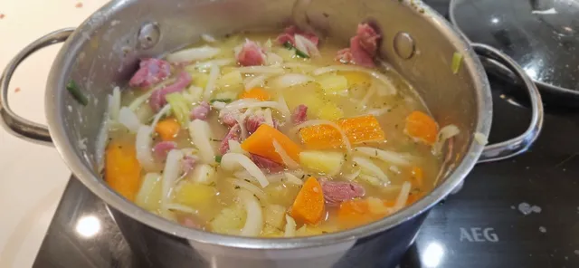 Ha kjøttet tilbake i gryta med grønnsakene og litt av kraften, og la alt småkoke sammen.