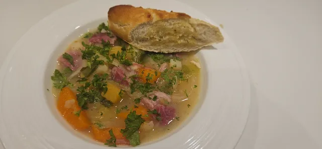 Avslutt med hakket persille og server lapskausen rykende varm, gjerne med godt brød ved siden av.