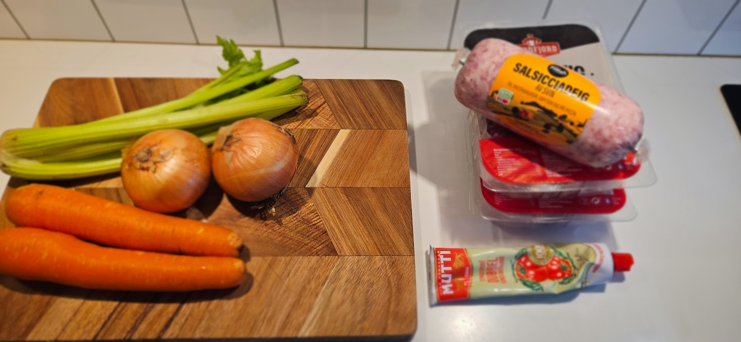 Start med kjøtt, soffritto og tomatpuré til raguen.