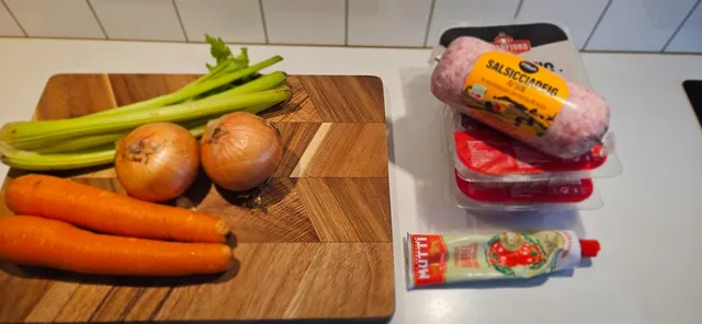 Start med kjøtt, soffritto og tomatpuré til raguen.