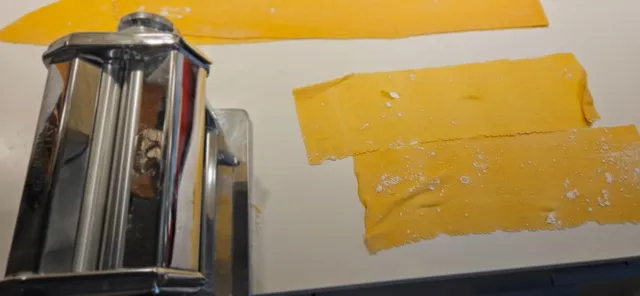 Skjær platene til slik at de passer formen før du begynner å legge lag.