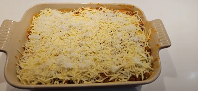 Topp siste lag med mozzarella og Gran Padano før steking.