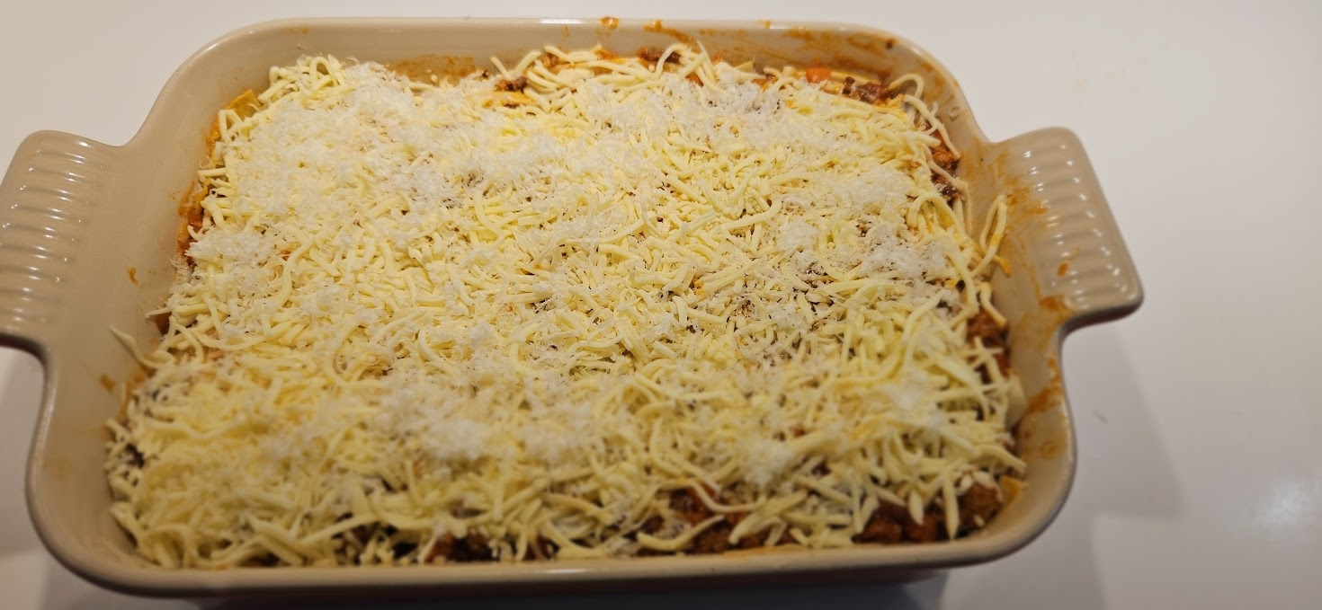 Topp siste lag med mozzarella og Gran Padano før steking.