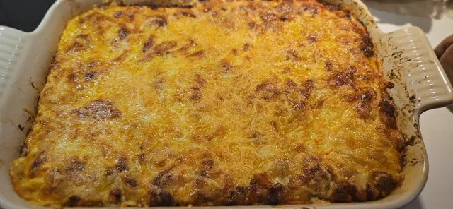 Stek til toppen er gyllen og boblende, og la formen hvile før servering.